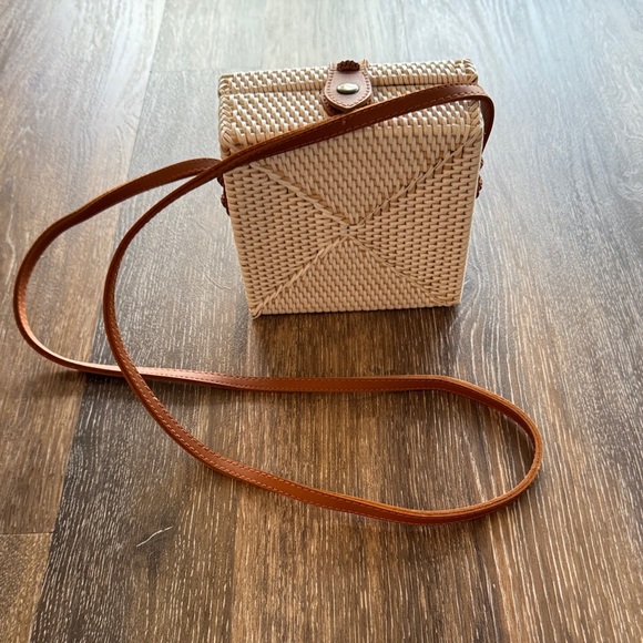 No Brand Tagged Handbags - Chic Tan Woven Crossbody Bag